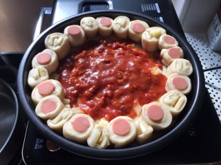 9、这样吃披萨才爽——重芝士火腿边披萨,然后涂上番茄酱