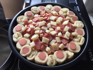 11、这样吃披萨才爽——重芝士火腿边披萨,最后撒上奶酪