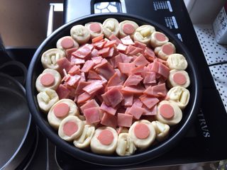 10、这样吃披萨才爽——重芝士火腿边披萨,再放入切小片的培根