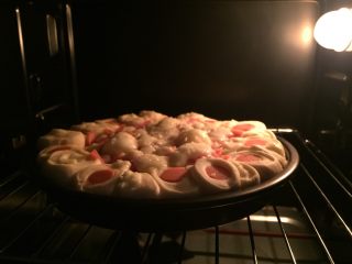 12、这样吃披萨才爽——重芝士火腿边披萨,烤箱预热上下160-170度烤制20分钟，待烤制10分钟后，注意观察披萨表面是否会上色过深，如是满意颜色即可盖上锡纸避免上色过深