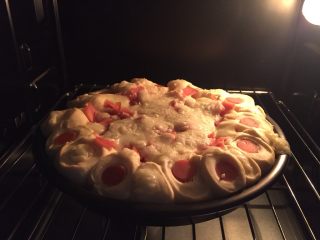 13、这样吃披萨才爽——重芝士火腿边披萨,满满的芝士哦，自己在家做材料想放多少就放多少，趁热食用哦