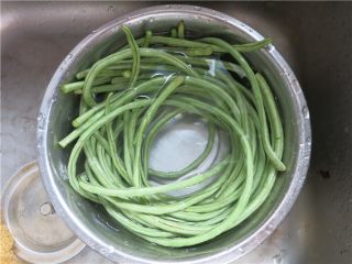 2、吃豇豆还用麻汁?快来试试这个--手撕豇豆,洗净放盆里泡15分钟