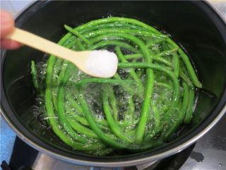 3、吃豇豆还用麻汁?快来试试这个--手撕豇豆,煮锅烧开水将豇豆放入,加入一勺盐开锅再煮3分钟左右煮熟,用手一掐能掐动就好了