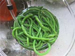 4、吃豇豆还用麻汁?快来试试这个--手撕豇豆,捞出来过凉水,一定是可以直饮的水(矿泉水,纯净水)