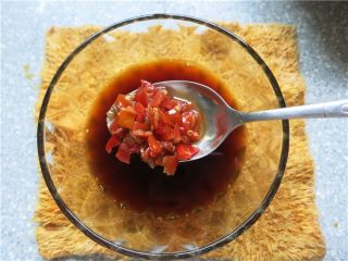 10、吃豇豆还用麻汁?快来试试这个--手撕豇豆,放入1汤匙剁椒酱调匀