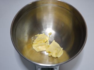 1、咸香芝士曲奇饼干,黄油室温软化。