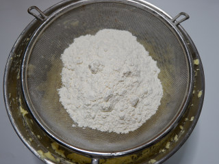 7、咸香芝士曲奇饼干,筛入低筋面粉。