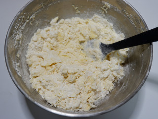 8、咸香芝士曲奇饼干,先用刮刀压拌至几乎混合的状态。