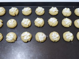 15、咸香芝士曲奇饼干,依次做好排入烤盘。