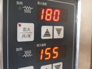 17、咸香芝士曲奇饼干,然后转上火180,下火不变烘烤6分钟左右。表面金黄上色即可。