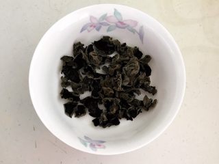 1、捞汁北极贝,木耳放入碗中