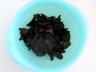 5、捞汁北极贝,把焯好的木耳捞出来,沥干水份