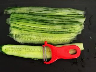 7、捞汁北极贝,用削皮刀把黄瓜切成薄片