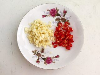 12、捞汁北极贝,蒜瓣切成末,小米辣切成辣椒圈