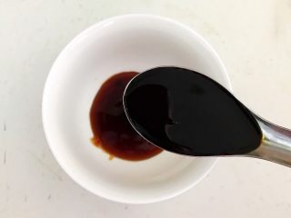 14、捞汁北极贝,加入3勺生抽