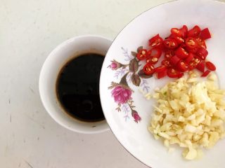 19、捞汁北极贝,加入蒜末和小米辣