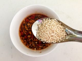 21、捞汁北极贝,加入1勺熟白芝麻