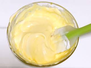 7、宝宝辅食之手指饼干,同样轻轻的用上下切拌的手法翻拌均匀。