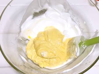 8、宝宝辅食之手指饼干,将拌匀的面糊加入到剩下的蛋白中，用上下切拌的手法翻拌均匀。