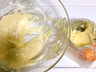 9、宝宝辅食之手指饼干,装入裱花袋。