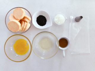 1、宝宝辅食:红薯芝麻曲奇,准备好所有食材。