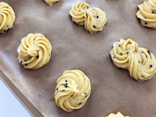 4、宝宝辅食:红薯芝麻曲奇,挤红薯曲奇,两种挤法的简单展示哈,基础曲奇形和八字形曲奇。