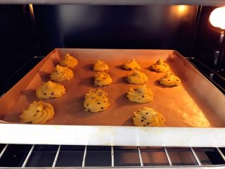 5、宝宝辅食:红薯芝麻曲奇,放入预热好的烤箱,150度,上下火,中层,烤10分钟。