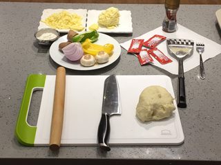 1、至尊海陆披萨,准备食材，其中面团和好后需发酵1小时。