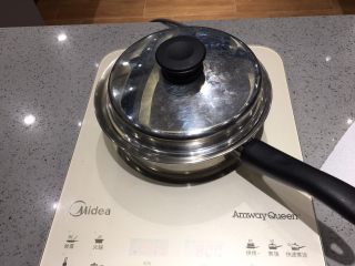 4、至尊海陆披萨,电磁炉800度12分钟，期间打开擦锅盖上的水汽。