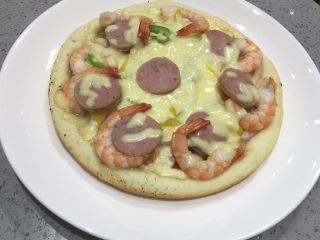 5、至尊海陆披萨,出锅盛盘。