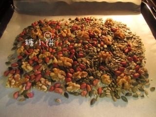 1、【苏式五仁月饼】,南瓜籽仁50G,核桃仁50G,葵花籽仁50G,红衣花生仁50G和白芝麻25G烤熟。大颗粒的果仁切碎备用(我把核桃掰碎了,花生没动)