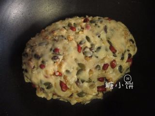 4、【苏式五仁月饼】,加入步骤1准备好的坚果以及葡萄干50G拌匀,喜欢果脯的话可以加点桔饼青红丝什么的,我不太喜欢,放葡萄干已是极限。
