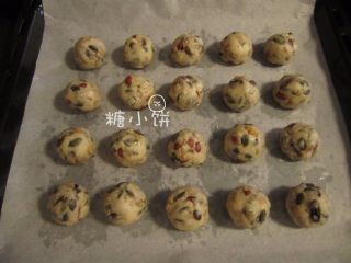 5、【苏式五仁月饼】,拌好的馅料分割成大约35G一个,共20个,搓圆备用