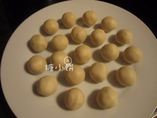 6、【苏式五仁月饼】, 普通面粉210G加猪油90G拌匀成油酥,分割成20个,搓圆备用