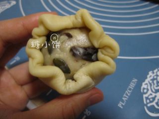 11、【苏式五仁月饼】,包入一个步骤5准备好的馅料