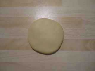 10、【苏式五仁月饼】,收口朝下压扁,擀开成月饼皮