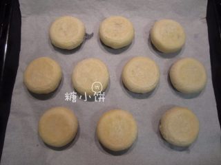 14、【苏式五仁月饼】,送入预热好180摄氏度的烤箱烤30分钟,中途翻一次面