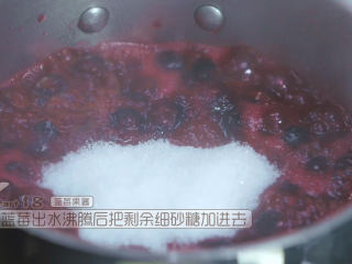 17、烤蓝莓重芝士蛋糕,然后再把剩余的细砂糖倒进去拌匀,然后马上转最小火,不断用刮刀拌匀至蓝莓果酱变浓稠,细砂糖的用量根据蓝莓的酸甜度来调节,可以增减的,细砂糖全部融化之后可以先尝一下味道,如果有点甜味就OK了,因为后续继续煮果酱会浓缩,变得更甜一些
