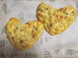 4、水果心形披萨,再撒上马苏里拉奶酪  放烤箱烤140度15分钟