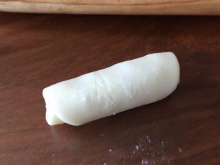 18、蛋黄酥，纯纯的诱惑,从下往上，卷起；