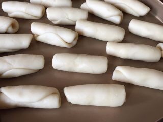 19、蛋黄酥，纯纯的诱惑,依次做好其余的，盖好保鲜膜，再次放入冰箱冷藏20分钟；