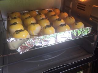 29、蛋黄酥，纯纯的诱惑,放入烤箱中，上下火；175度，25分钟；烤好取出，待凉，就可以了！