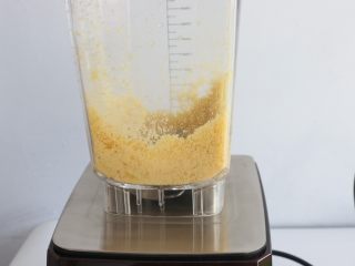 5、蔓越莓绿豆糕,如果觉得还不够细腻,可以放入破壁机中,用破壁机打碎。