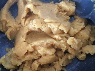 6、蔓越莓绿豆糕,将绿豆泥和白糖放入不粘锅中翻炒,分多次加入玉米油,每次都要炒至完全吸收再加入。