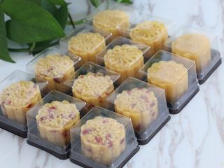 11、蔓越莓绿豆糕,压好的绿豆糕放入模具盒中,冰箱冷藏,尽快食用。