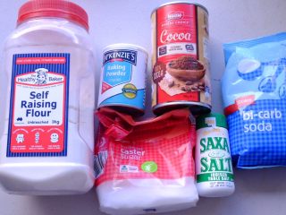 1、藏在每颗巧克力下的是不一样的内心,这个超级无敌湿润的巧克力蛋糕 是我最近的大爱 极力推荐 热量也不高 先准备粉质类材料 如上????