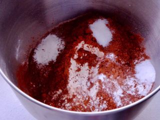 2、藏在每颗巧克力下的是不一样的内心,按照份量称取倒入盆里 用打蛋机搅拌均匀