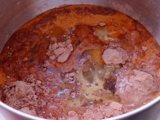 4、藏在每颗巧克力下的是不一样的内心,按照份量称取 倒入搅拌均匀的粉质材料里