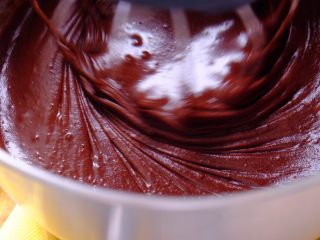 5、藏在每颗巧克力下的是不一样的内心,打蛋器中速 打约2分钟 此时液体非常浓稠 飘出阵阵可可香