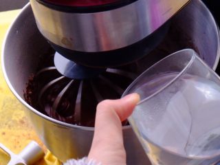 6、藏在每颗巧克力下的是不一样的内心,准备一杯开水约250ml 分次倒入正在搅打的盆中 我分了四次加入的
